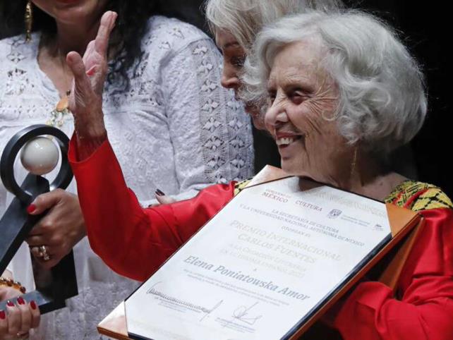 Poniatowska recibe medalla Carlos Fuentes