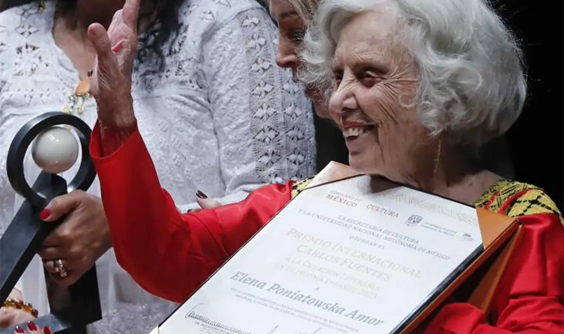Poniatowska recibe medalla Carlos Fuentes