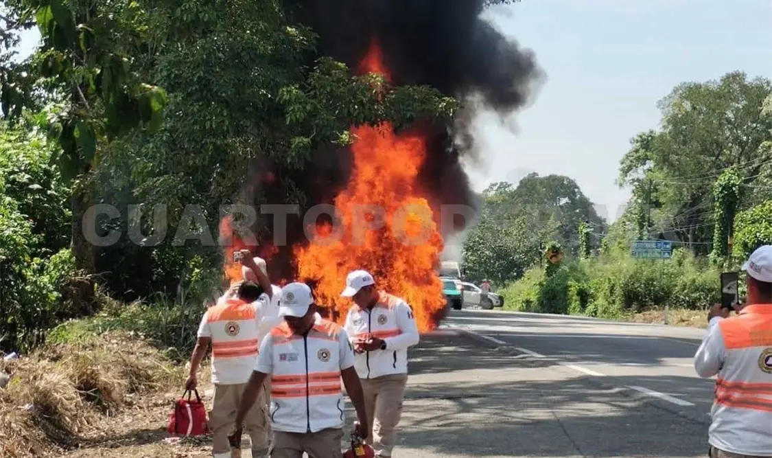 El siniestro del automotor fue reportado a las autoridades, llegando a los pocos minutos personal de Protección Civil y bomberos. Víctor Sánchez / CP