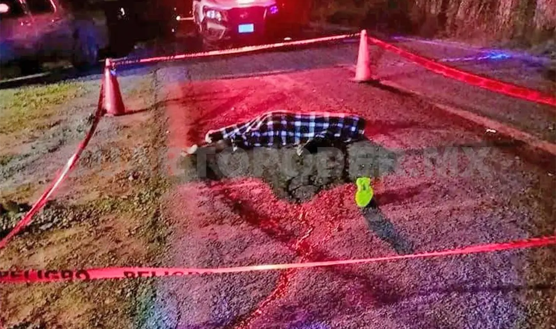 El motociclista quedó sin vida sobre el asfalto, tras impactarse de frente contra una camioneta. Juan Orel / CP