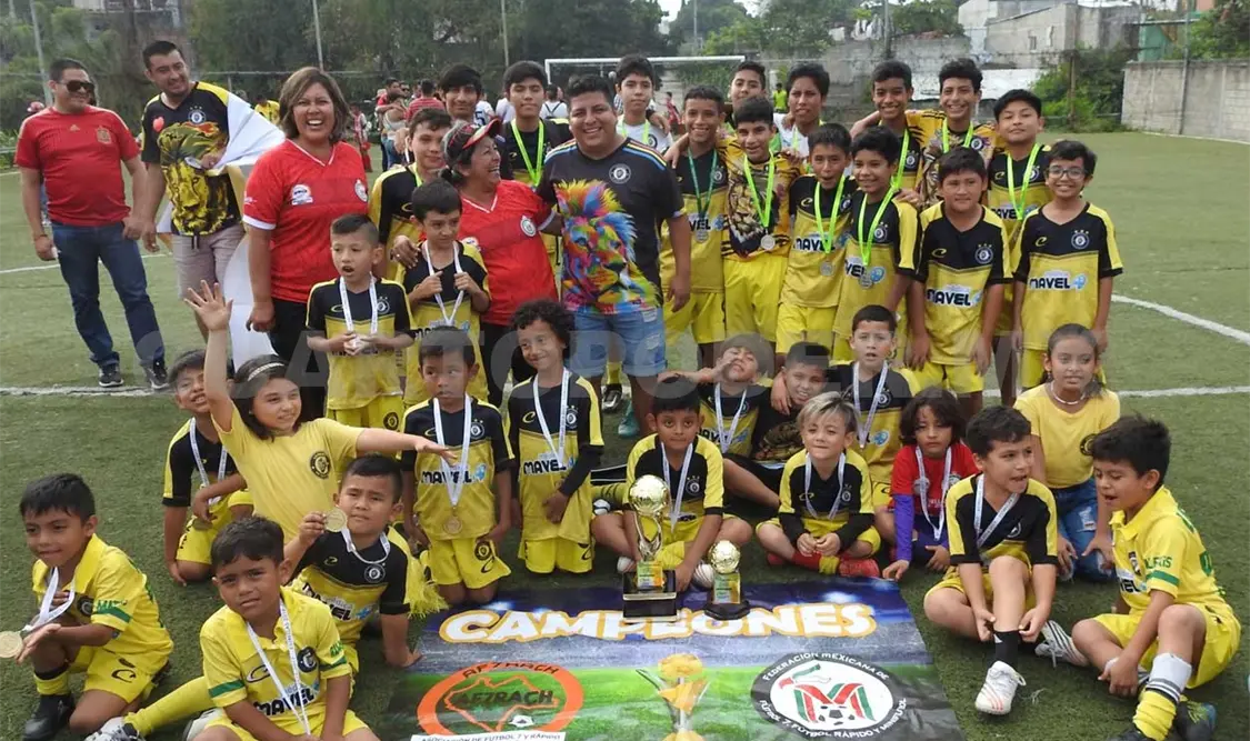 La presidenta de la Af7rach se sumó al festejo de los equipos que resultaron campeones del torneo. Jesús Ortega/CP