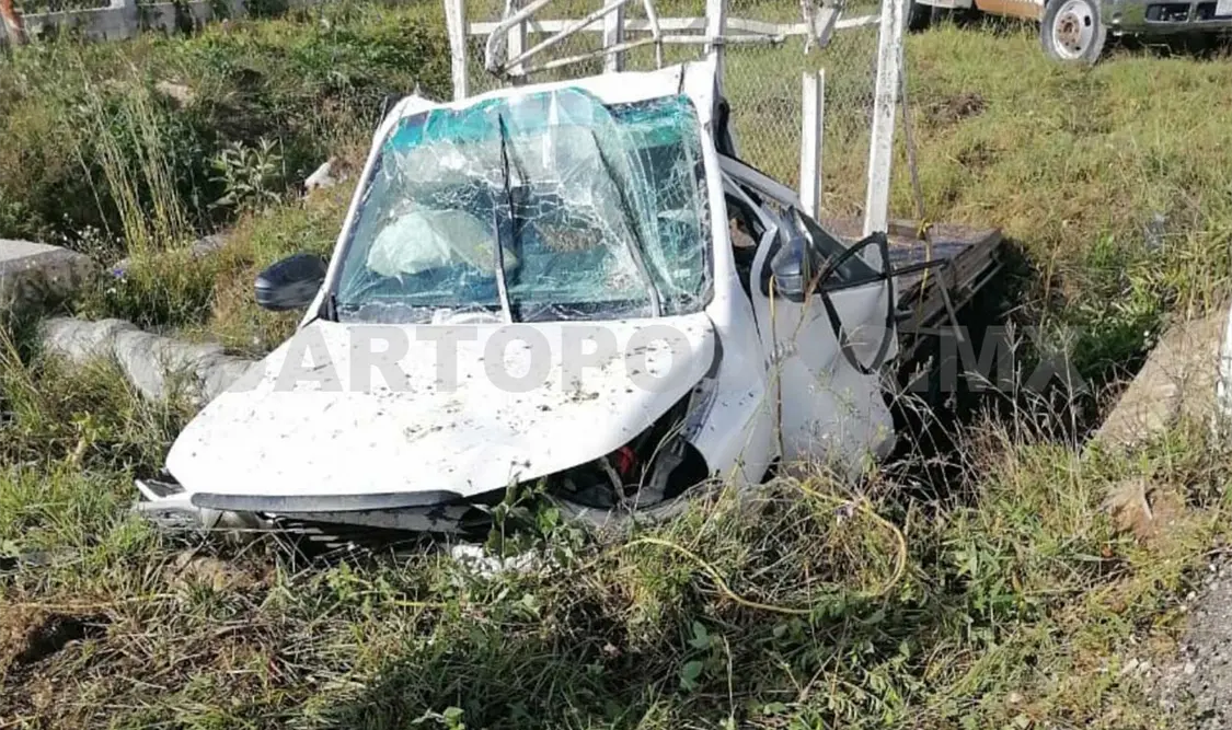 La Hilux terminó en el puente de un dren pluvia, con severas afectaciones en la parte frontal y en el parabrisas. Juan Orel / CP