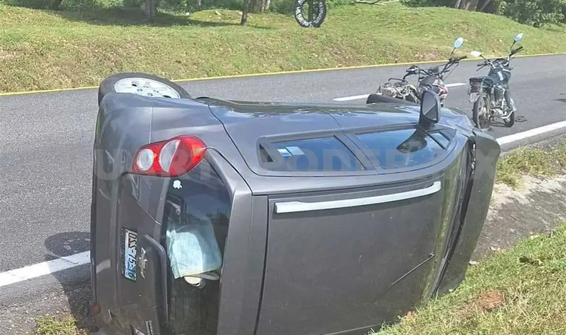 Mujer sale herida al sufrir una volcadura