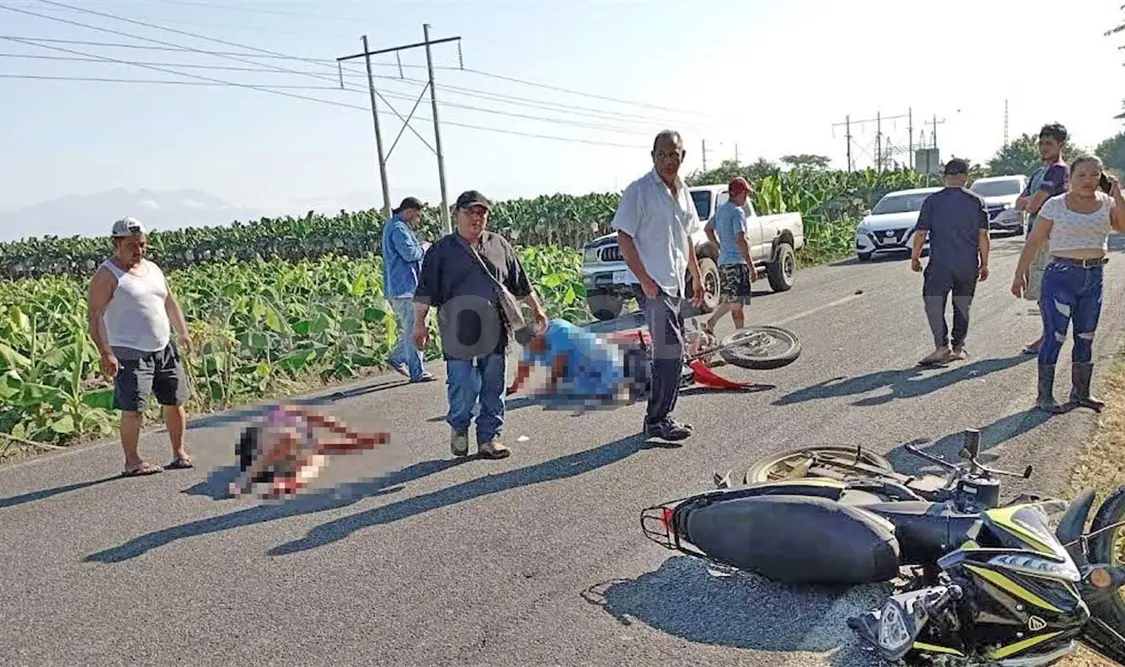 Choque de motocicletas causa la muerte de mujer