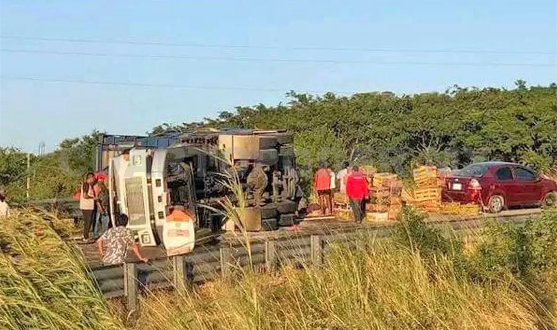 Rapiña al volcar camión cargado con plátanos
