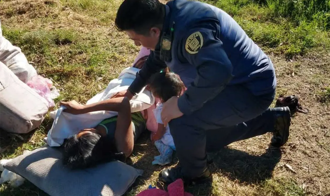 Elementos de la SSC apoyaron a la madre para recibir a la niña. Cortesía