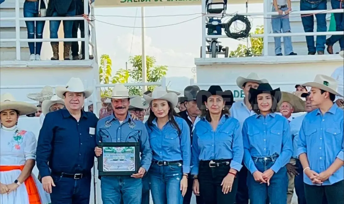 Mariano y Valeria Rosales reconocen a charros