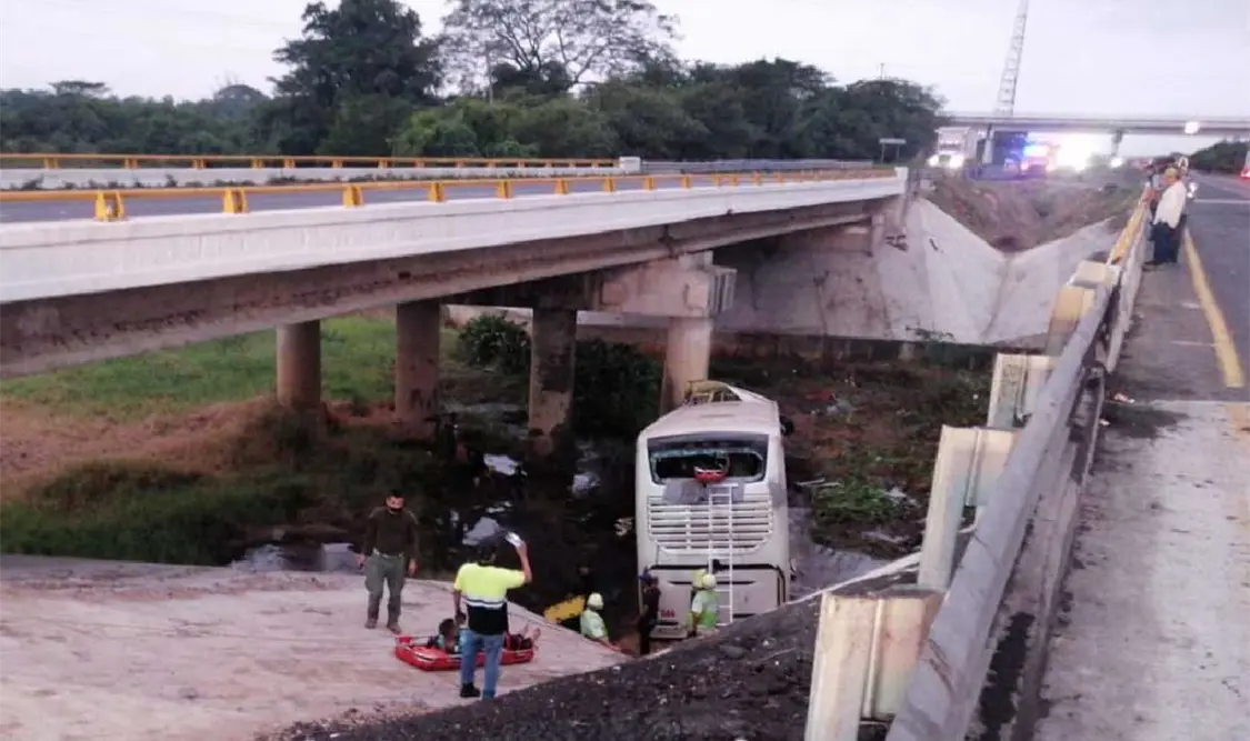 Accidente de autobús deja 7 muertos y 40 heridos