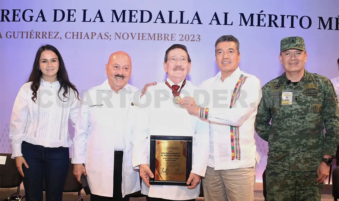 Entrega REC la Medalla al Mérito Médico Chiapas