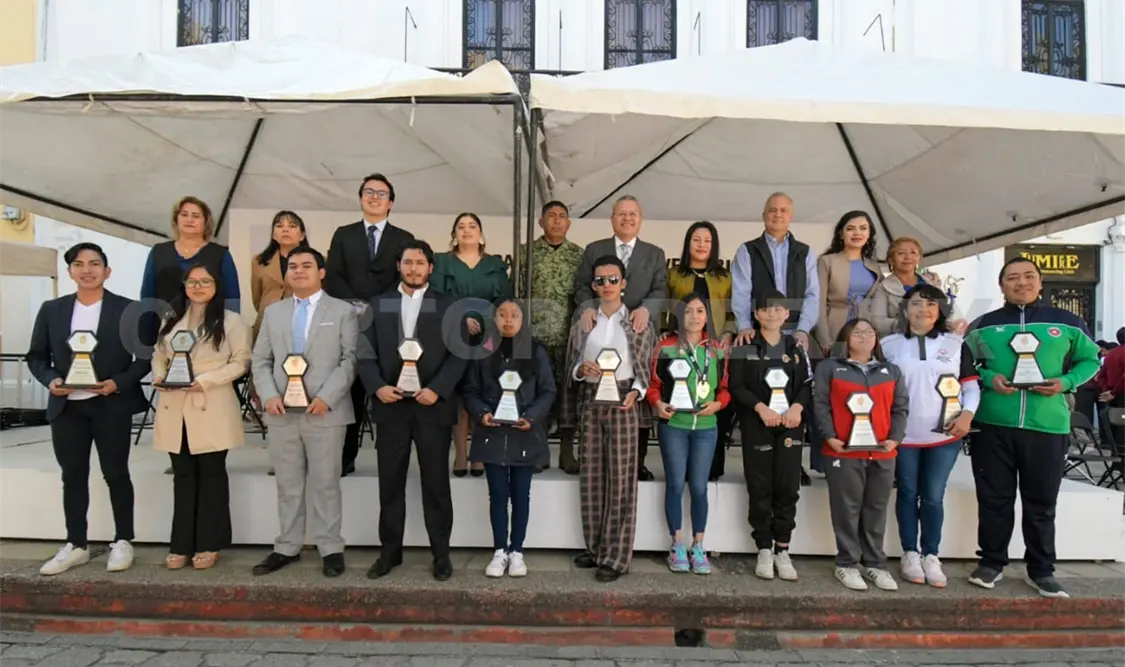 Entregan premios a la juventud y el deporte
