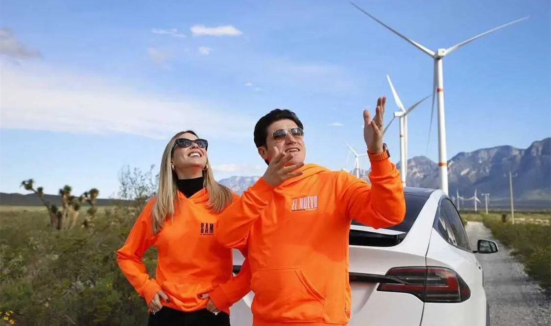 El neoleonense dejó ver que inició sus actividades de precampaña en el lujoso automóvil eléctrico. Cortesía