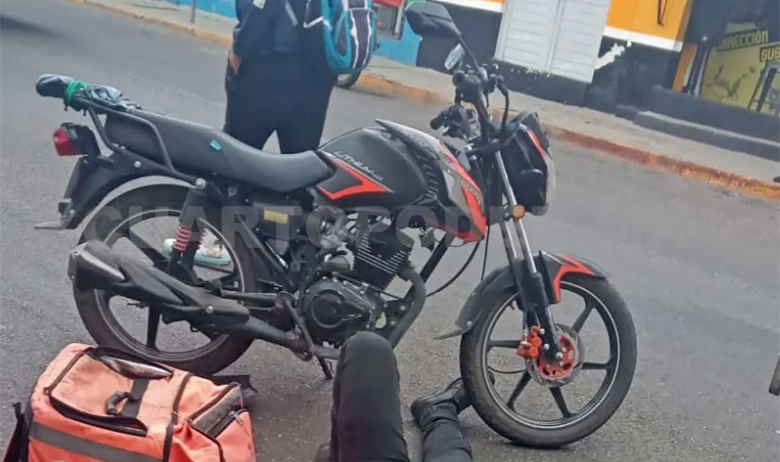 Pareja en motocicleta impactada en la 9ª Sur