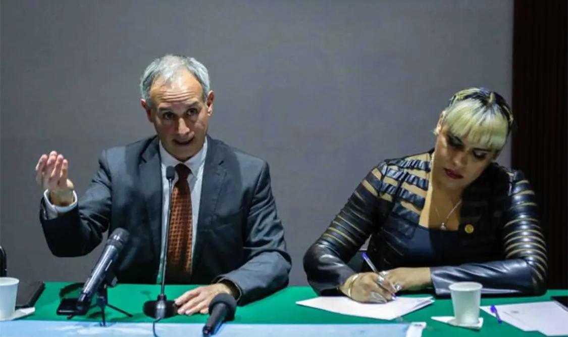 Tunden a López-Gatell en foro de salud pública