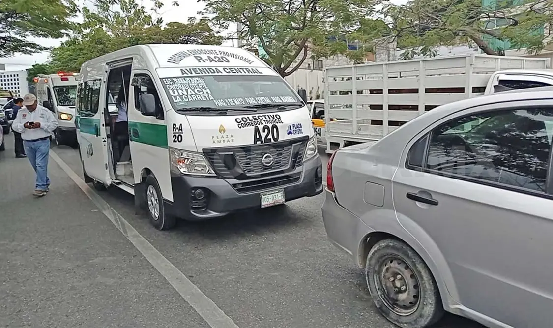 Colisiona colectivo con particular; dos lesionados