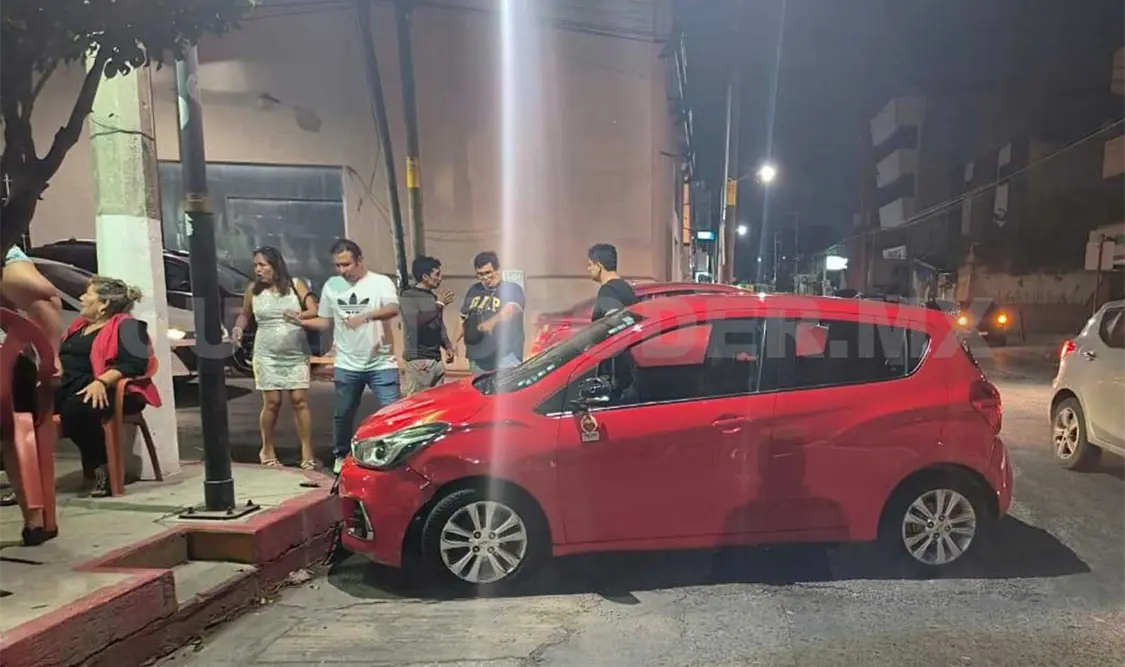 Chocan dos autos y dejan daños cuantiosos