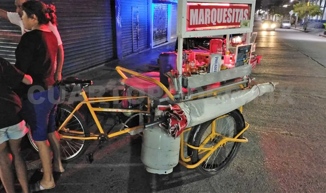 Triciclero se estrella contra un automóvil