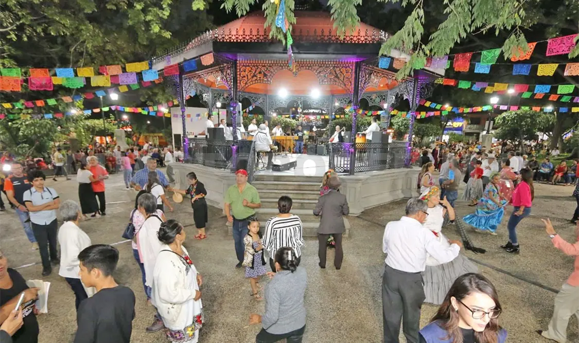 Fiesta multitudinaria por reapertura de La Marimba