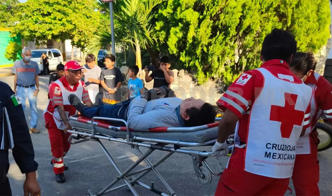 Motociclista embestido sobre un cruce de calles