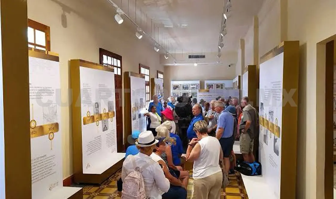 Montan exposición de fósiles en el Mutap