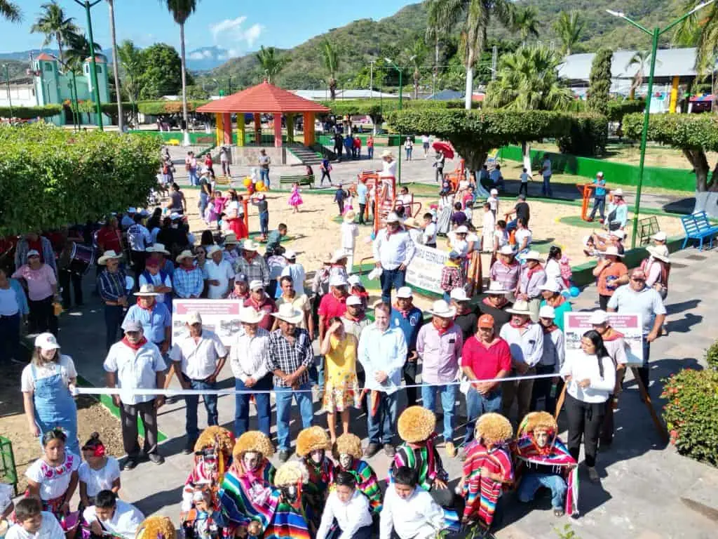Mariano Rosales entrega parque en Agrónomos Mexicanos