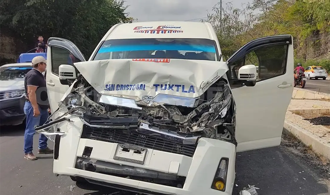 Se impacta colectivero en una unidad de carga