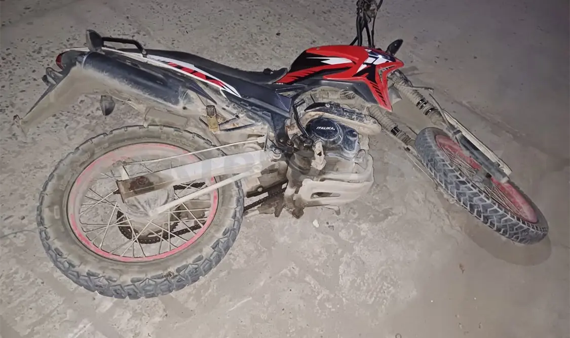 Derrapa motociclista y fallece en una clínica