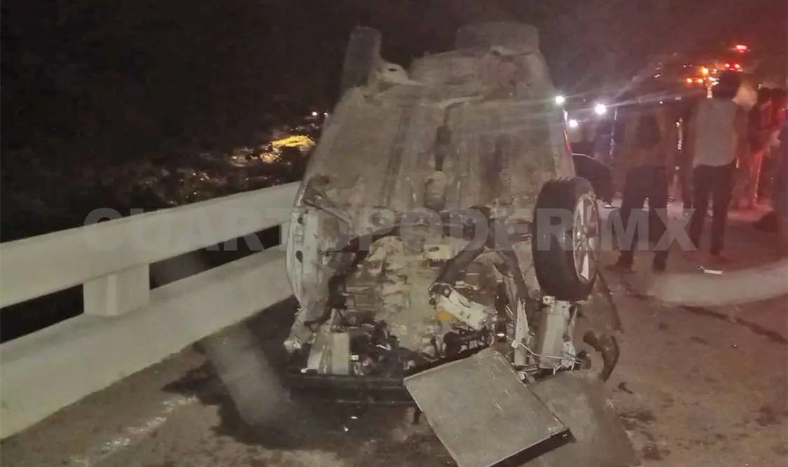 Vuelca automóvil en puente vehicular