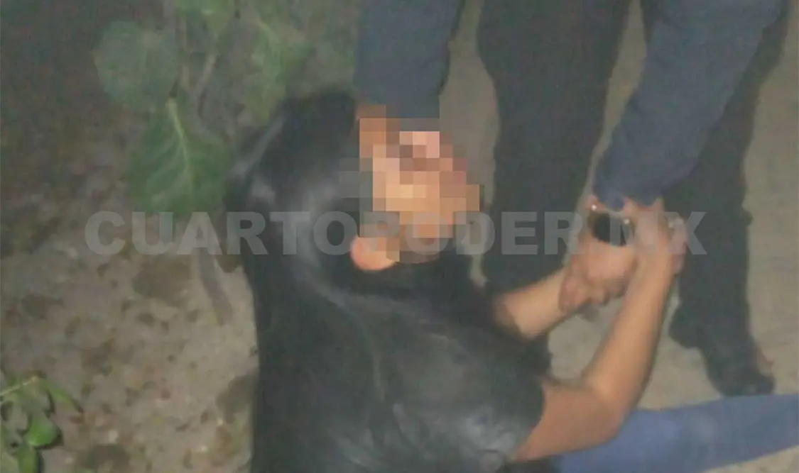 Golpean a joven en la banqueta