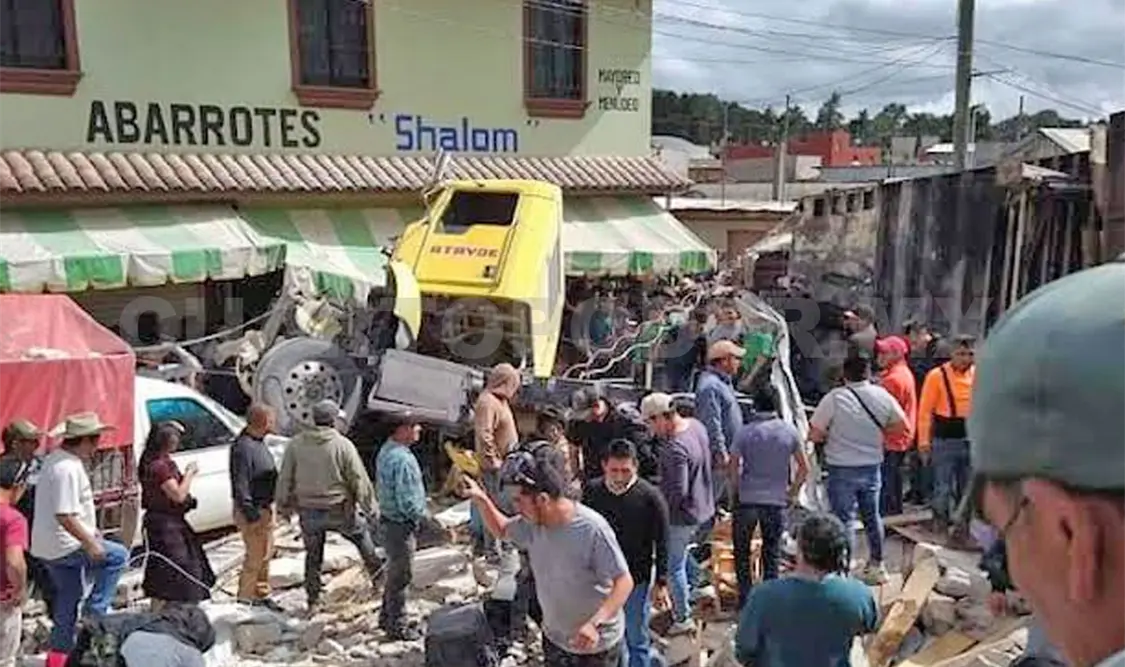 Se descarrila tráiler y ocasiona destrozos