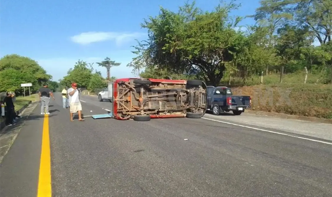 Volcadura de camioneta deja 18 personas heridas