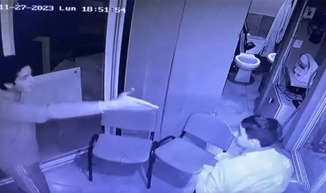 Captan a joven golpeando a guardia de seguridad