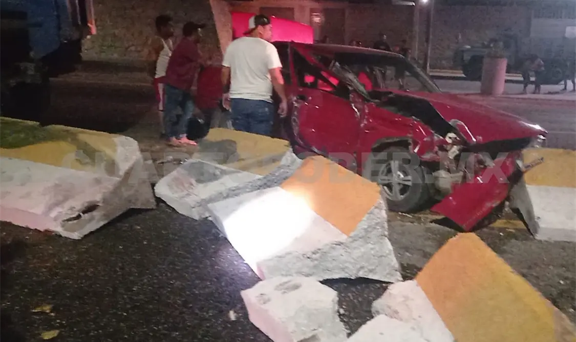 Dos lesionados en aparatoso accidente