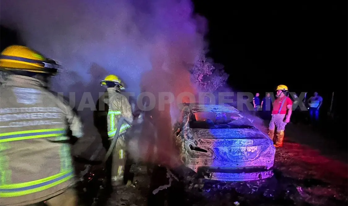 Se estrella automóvil en un poste y se incendia