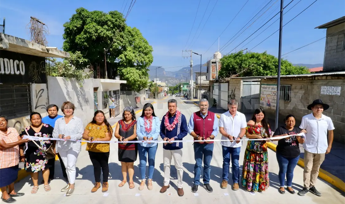 Mandatario entrega vialidad pavimentada a tuxtlecos
