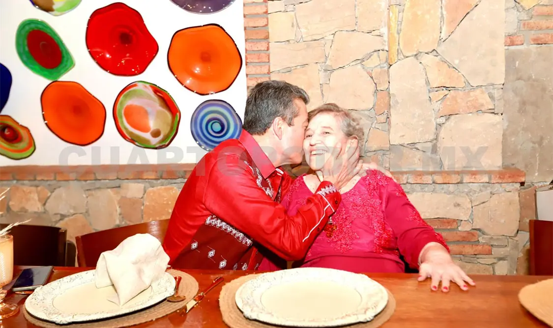 Rosita Cadenas Zepeda, mamá de Rutilio Escandón, festeja 90 años de vida