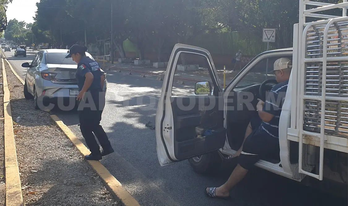 Colisión vehicular deja daños cuantiosos