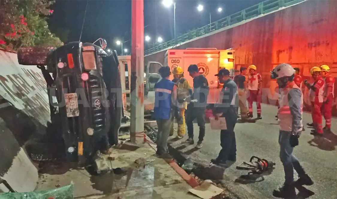 Volcadura de camioneta deja un prensado