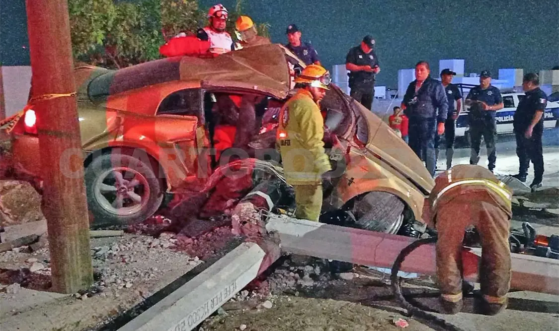 Veloz automovilista se estrella contra postes