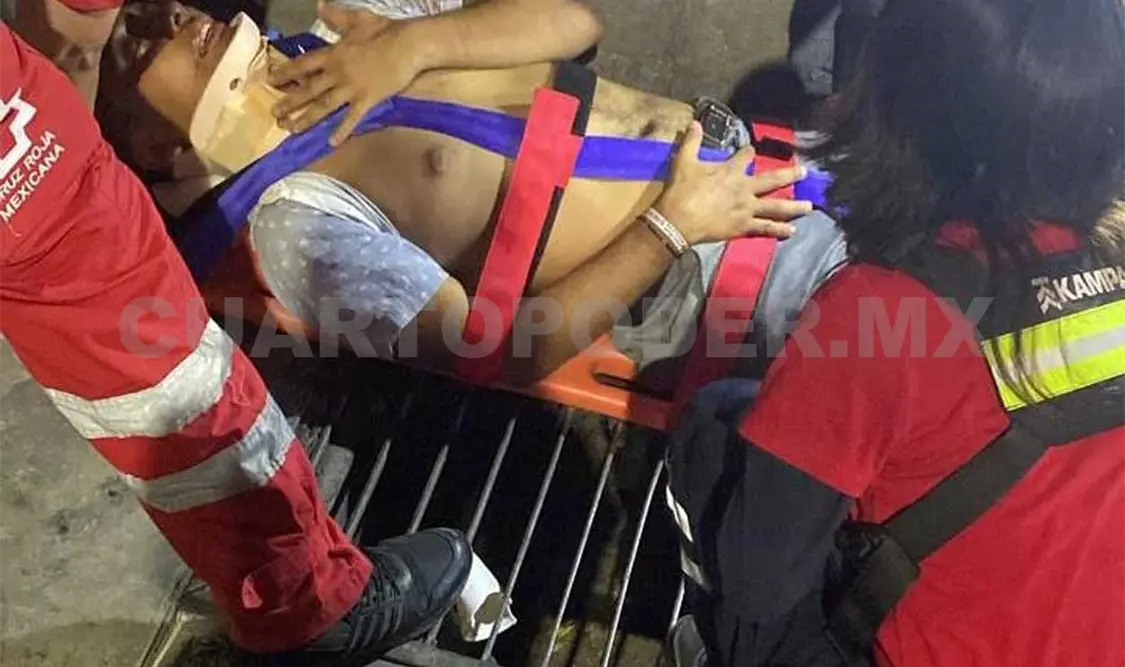 Avientan a hombre de un vehículo en movimiento