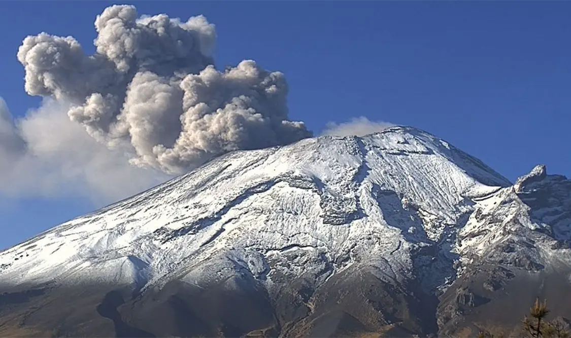 El Popocatépetl amanece con actividad intensa