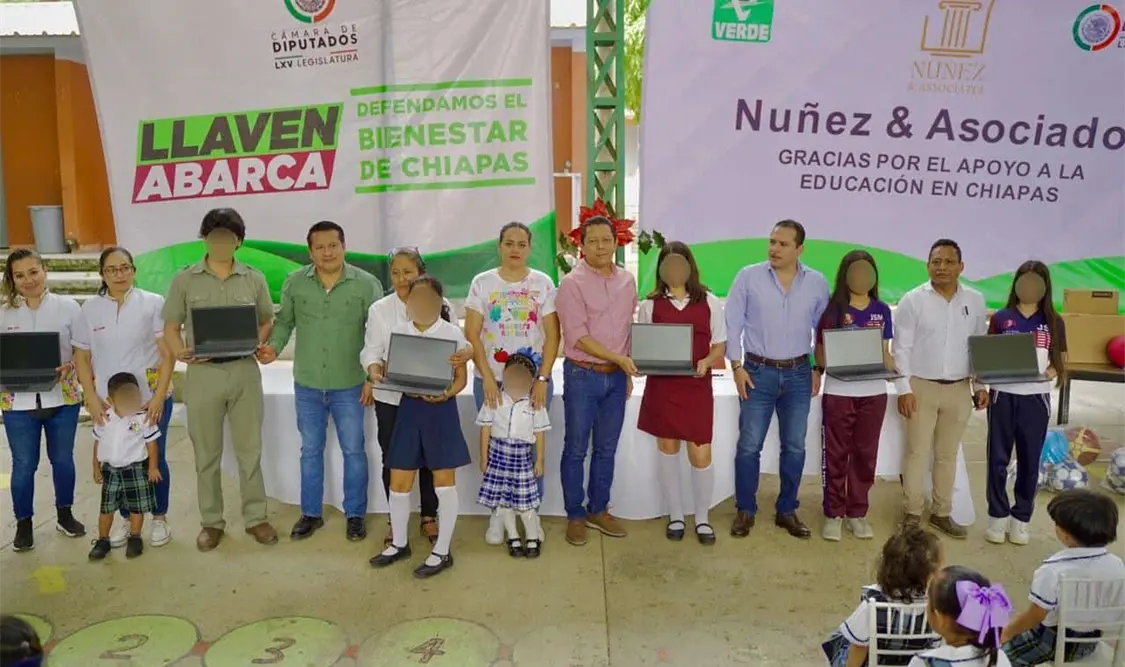 Entrega Llaven Abarca equipos de cómputo, material deportivo y ropa de invierno en Tecpatán y Copainalá