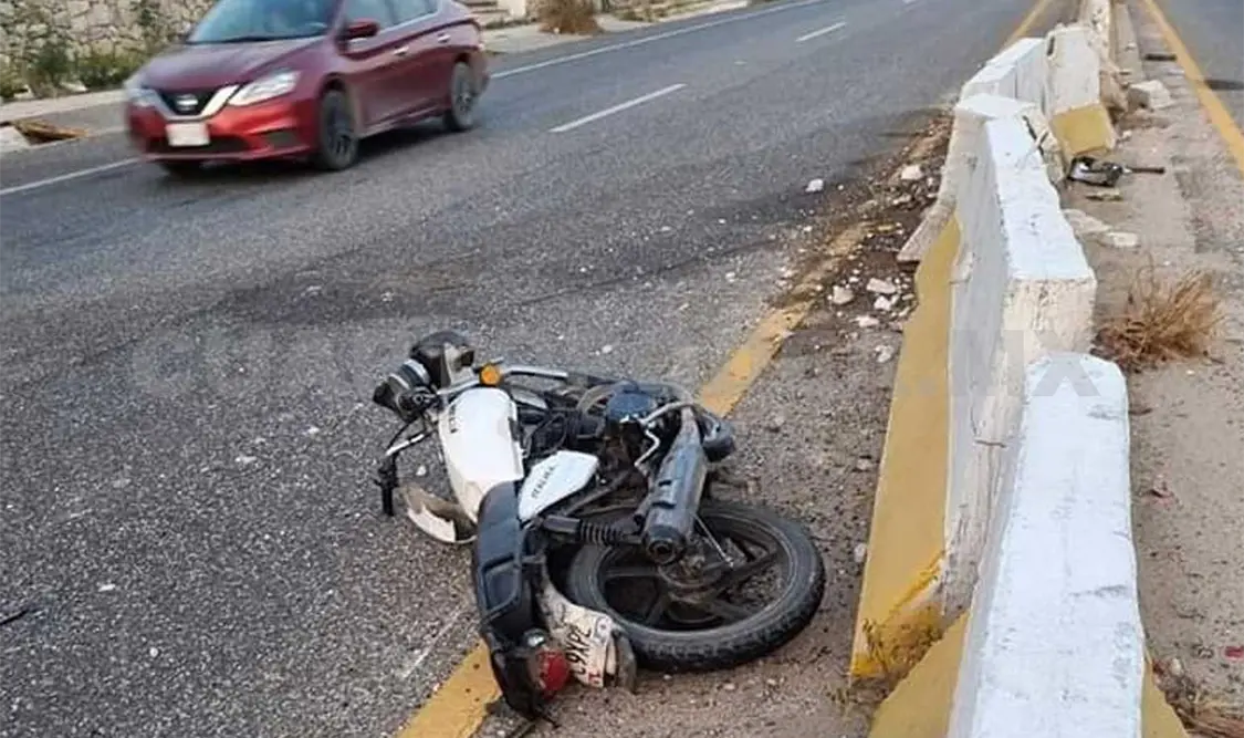 Embisten a motociclista y queda con fracturas