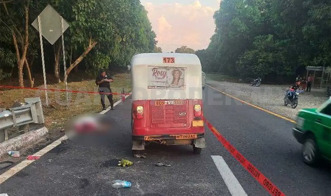 Tractocamión se lleva de “corbata” a mototriciclo
