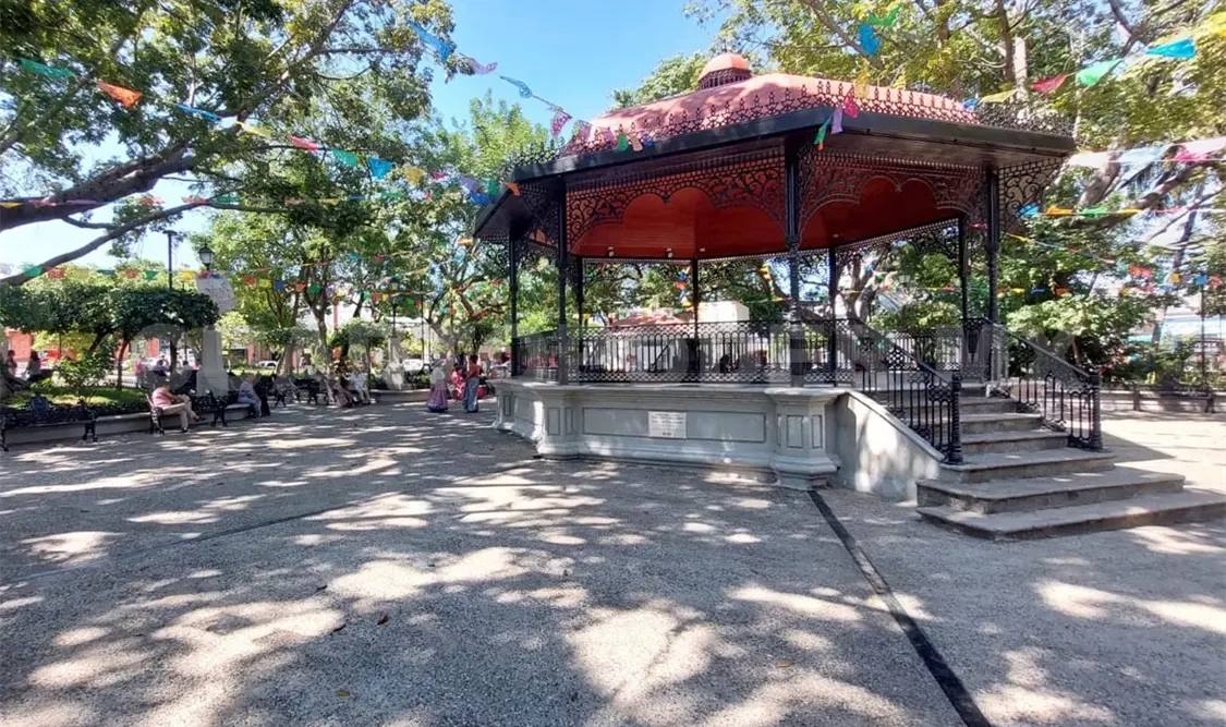 Trabajan en corredor comercial del parque de la Marimba