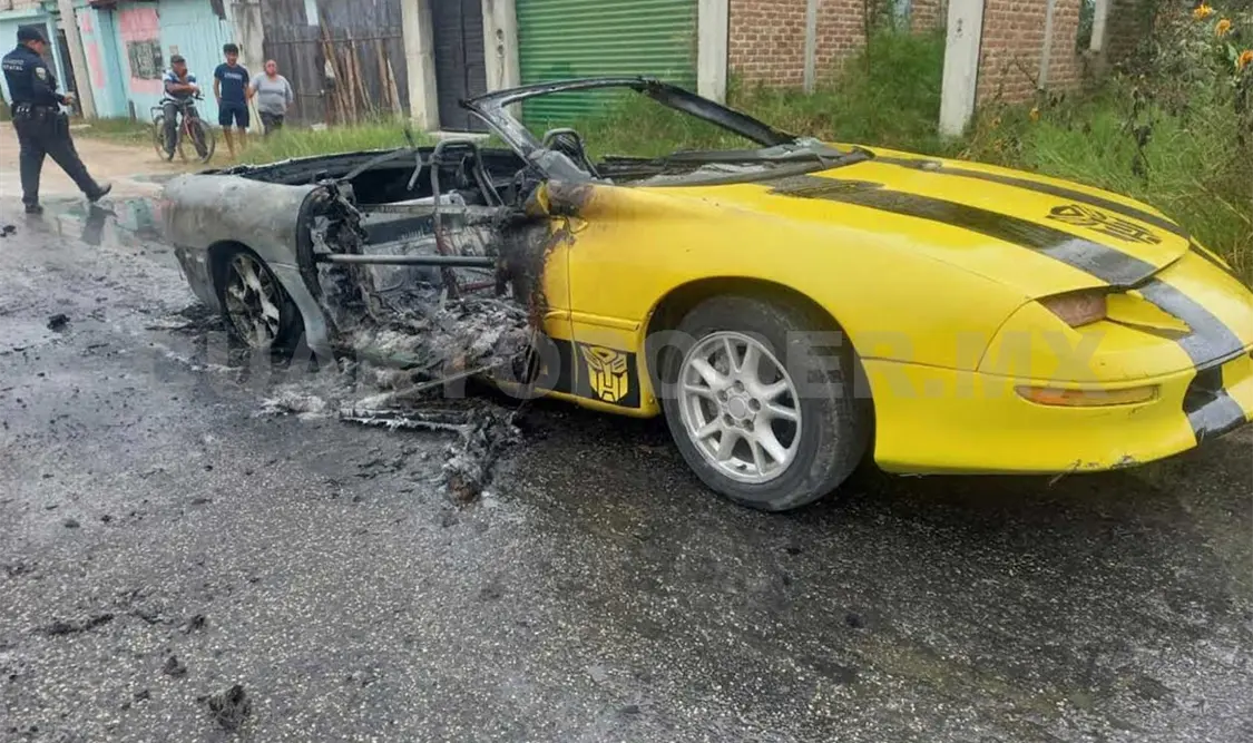 Se incendia carro de lujo en libramiento