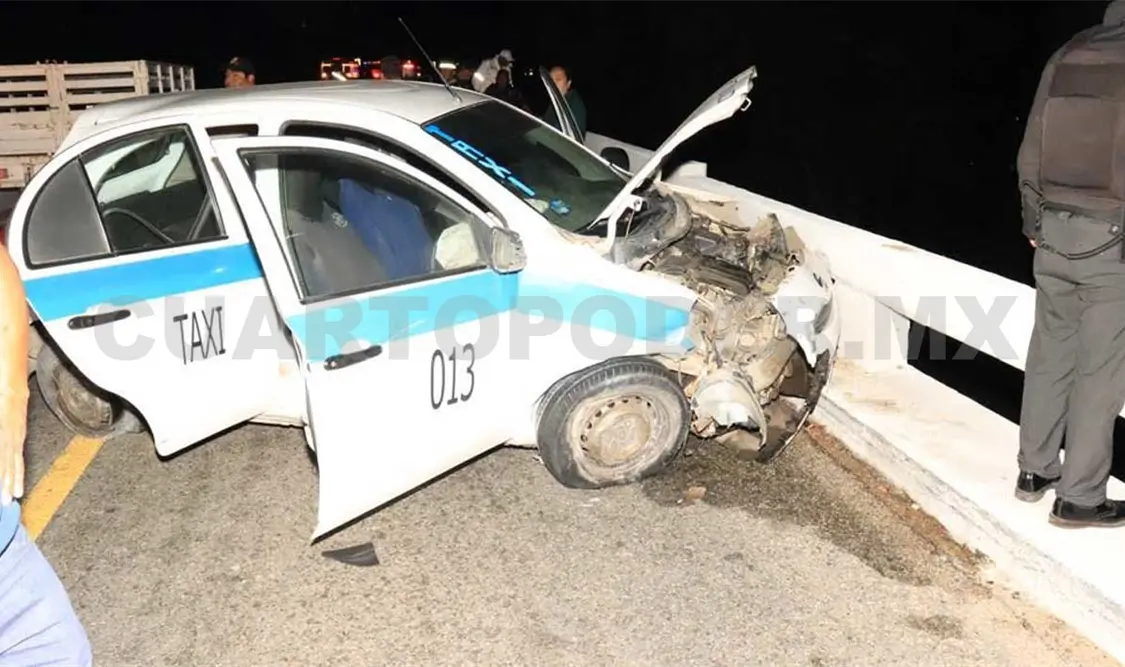 Robó un taxi y en su persecución choca en puente