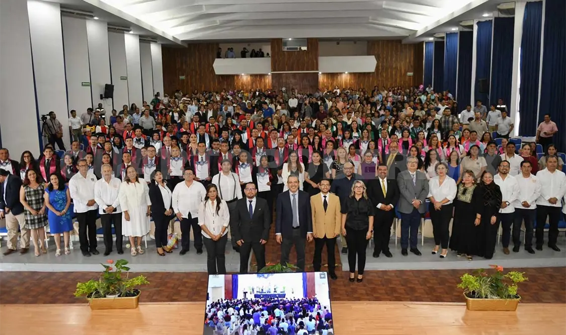 Celebran graduación de licenciaturas a distancia