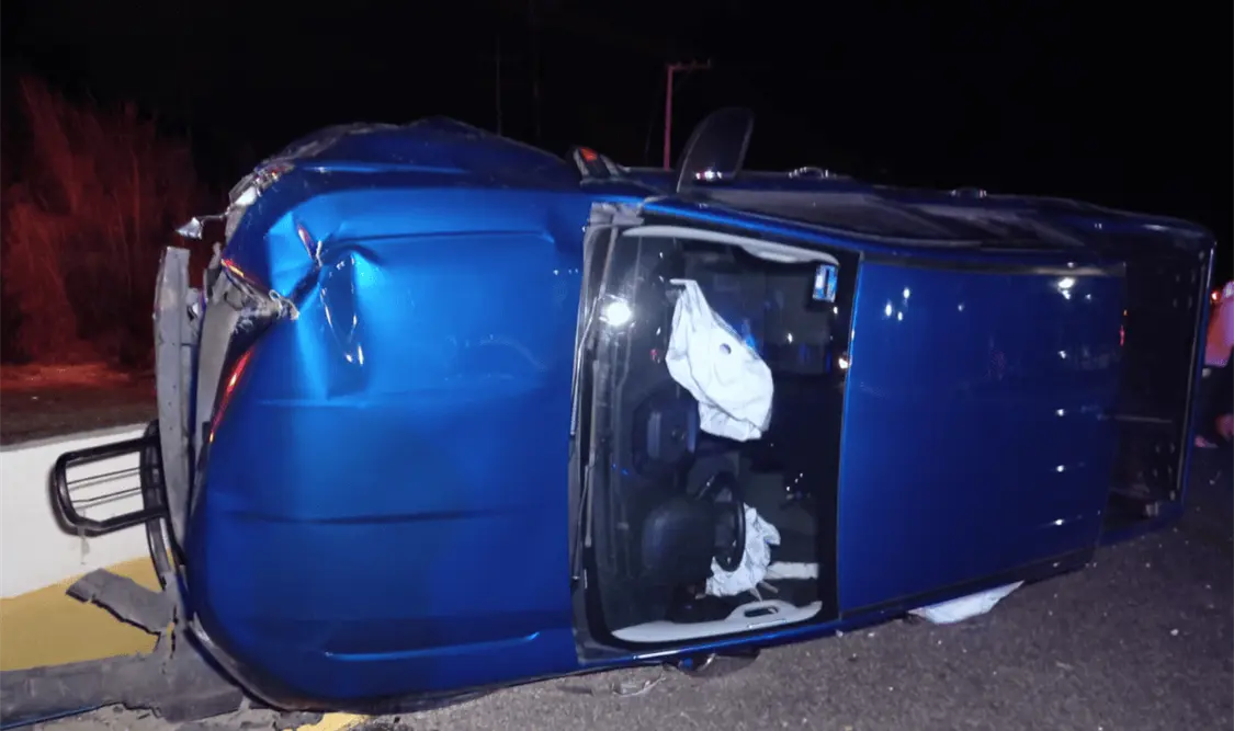 Se estrella camioneta contra un Jetta y vuelca