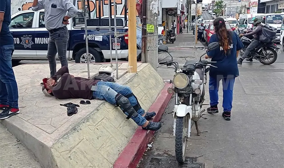 Impactan a motociclista y resulta con lesiones