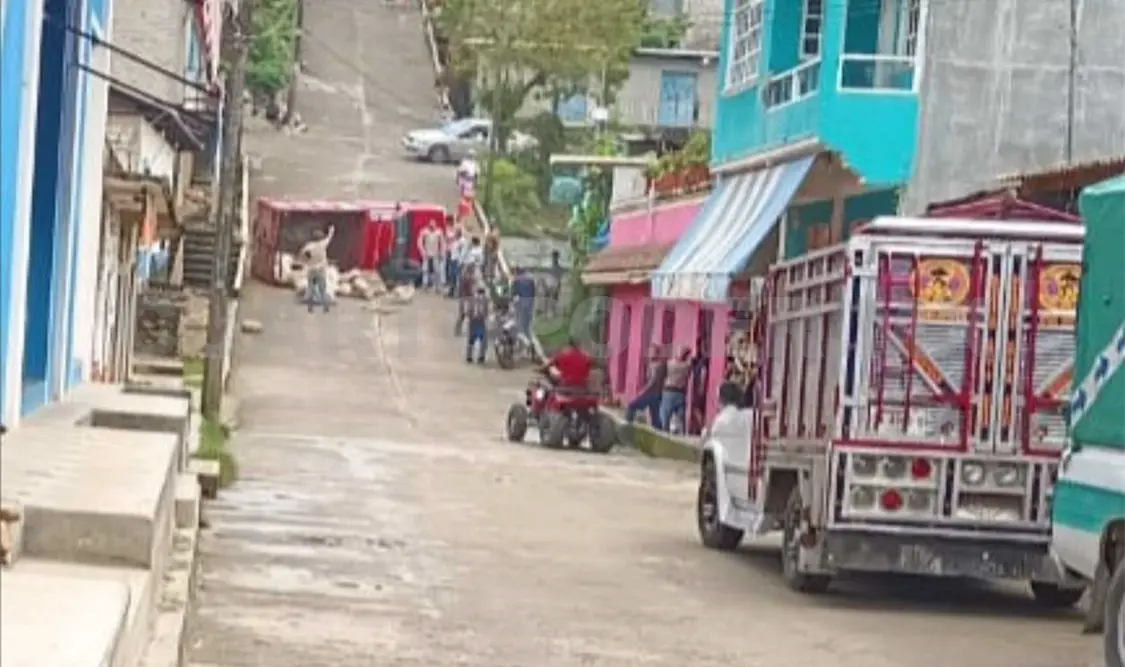 Estaquitas vuelca en calle de ascenso